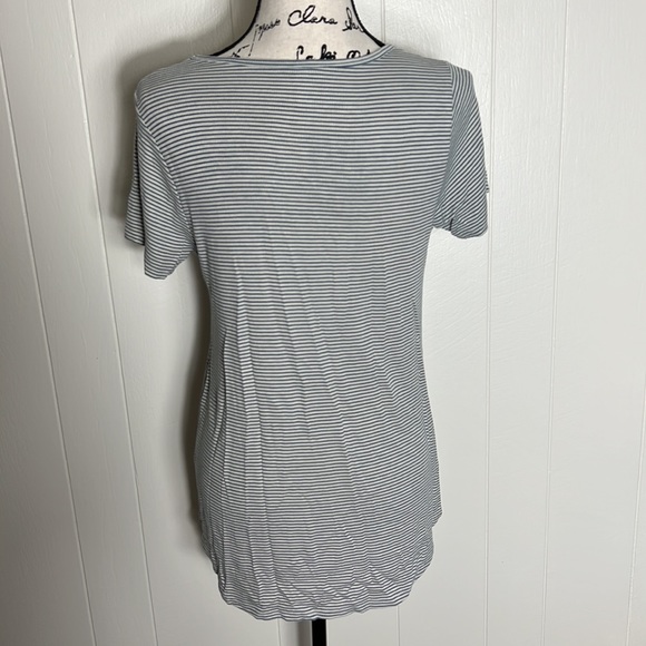 LuLaRoe Classic T - Picture 3 of 5